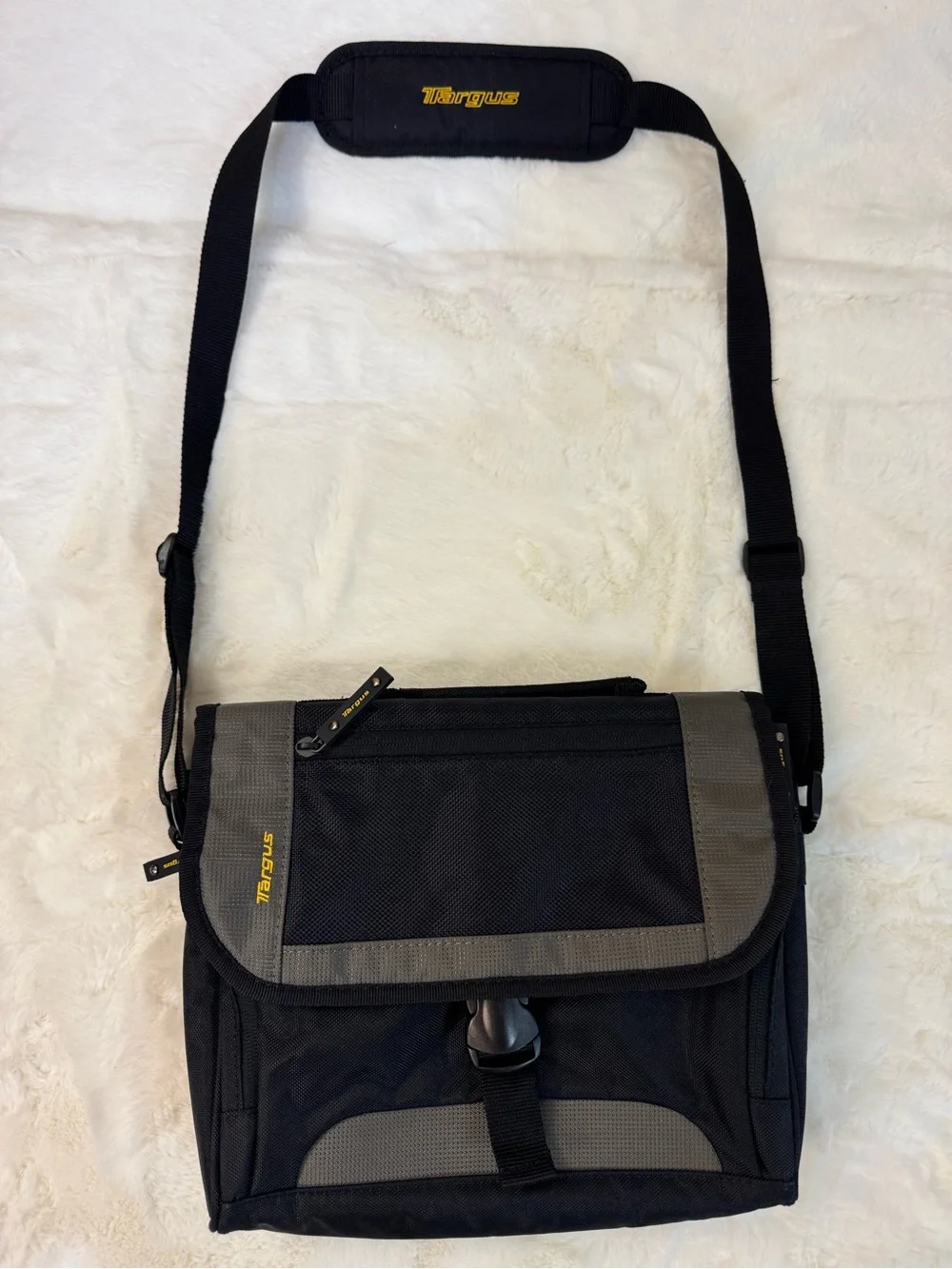 Targus Black and Gray Messenger Shoulder Bag